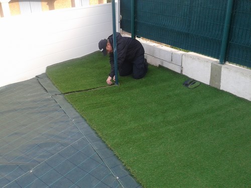 Pose d'un gazon artificiel dans un jardin à Vitrolles
